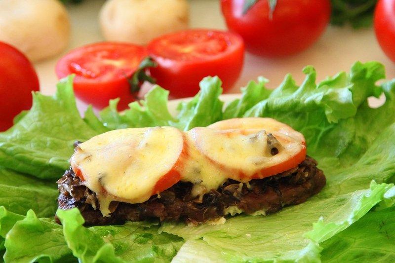 По французски с грибами и помидорами. Мясо по монастырски. Свинина по монастырски. Телятина с грибами под сыром. Шампиньоны с помидорами и сыром.