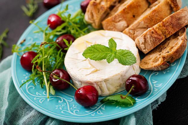 Салат с запечённый камамбером и рукколой