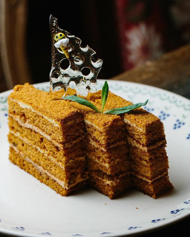 Тот самый медовик с пчелкой