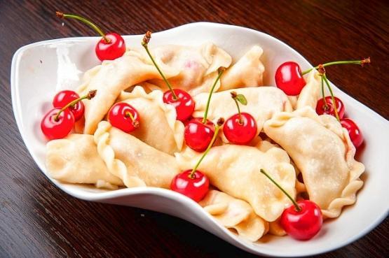 Вареники с вишней и фермерскими сливками