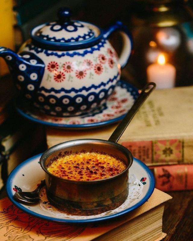 Крем-брюлье с изюмом, запеченное в печи