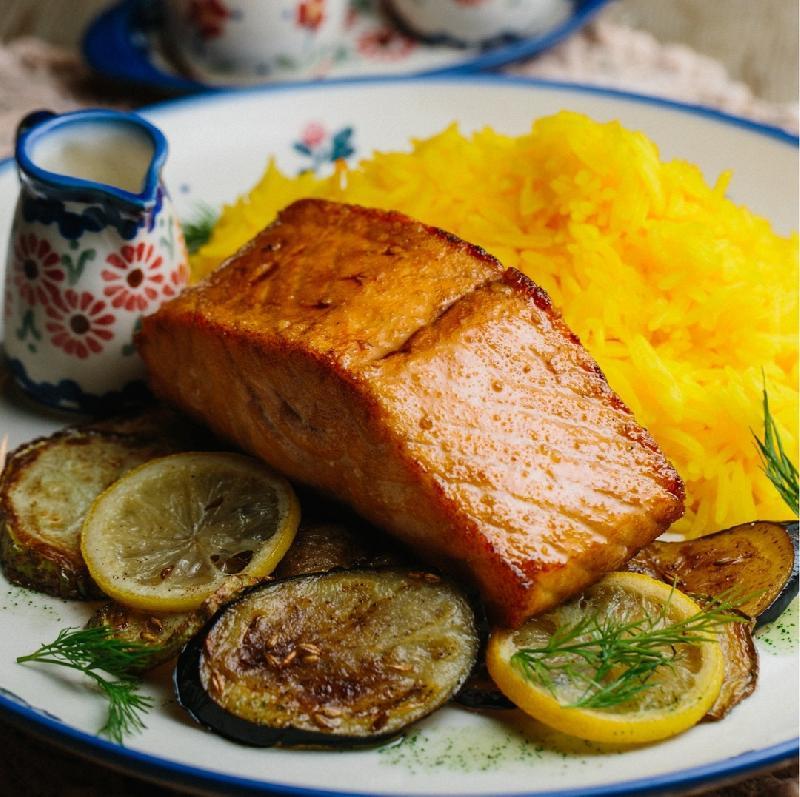 Лосось с шафрановым рисом