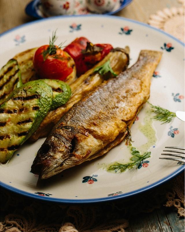 Сибас сочный, зажаренный с овощами на гриле 
