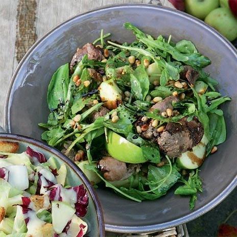 Салат с куриной печенью и вешенками
