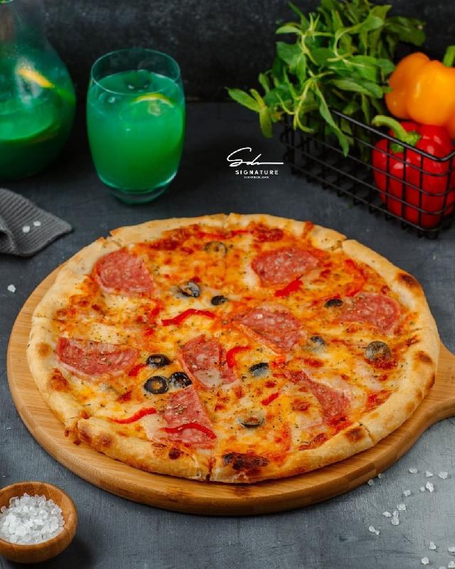 Salami pizza