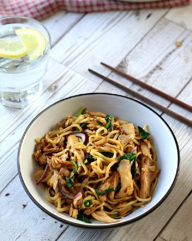Egg noodles chicken