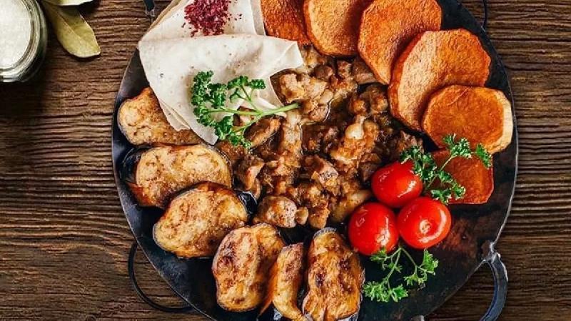 Sac toyuq əti ilə
