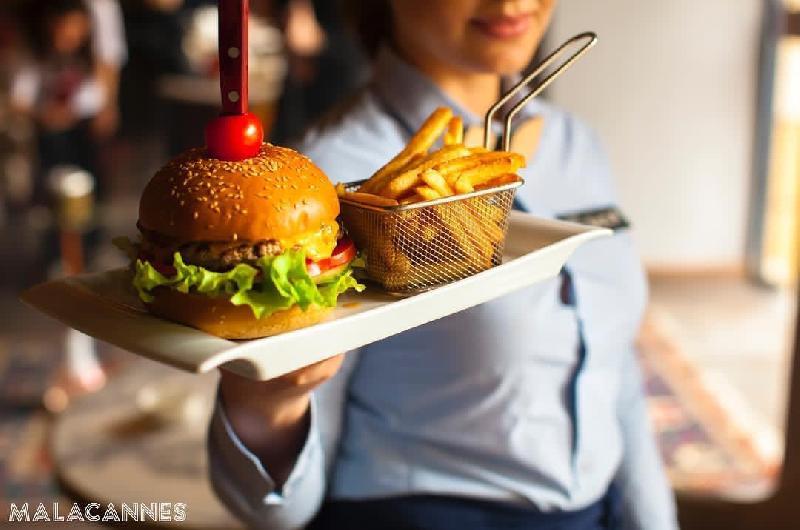 Xırçıldayan Toyuq Burger Kartof Fri İlə
