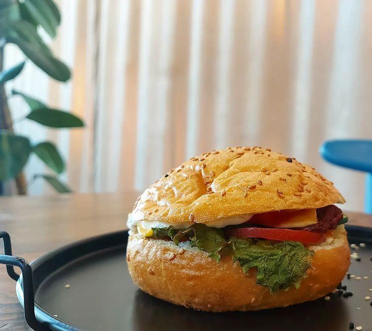 İslak Sucuklu Burger 