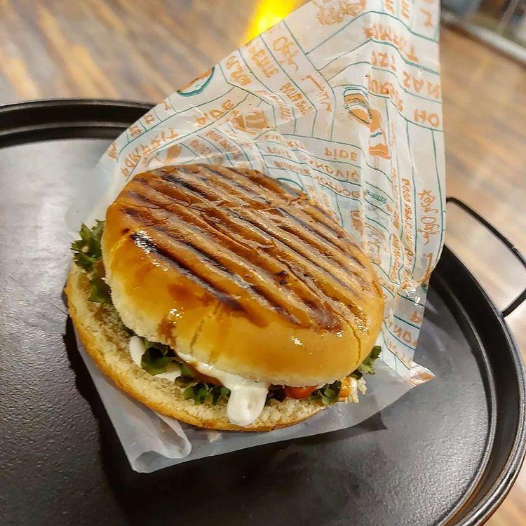 İslak Kaşarlı Hamburger 