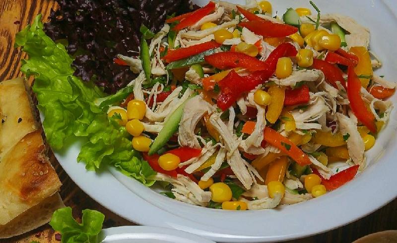 Toyuq salatı