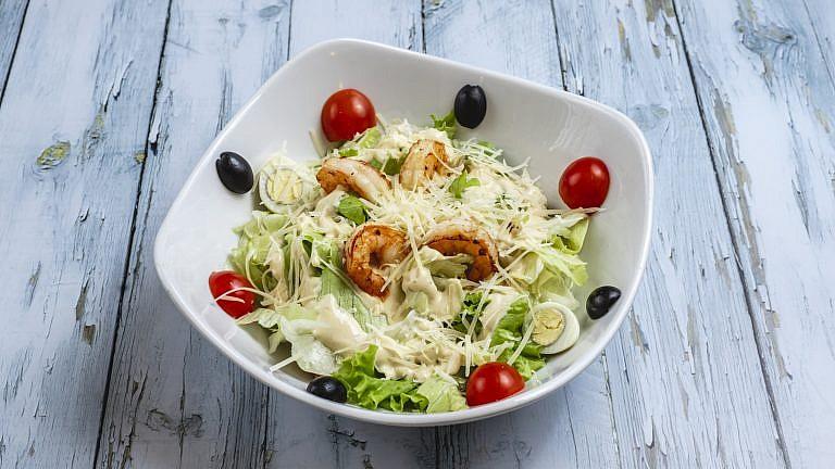 Sezar Salatı Krevet ilə 