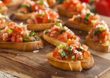 Pesto sous və pomidorlu brusketta