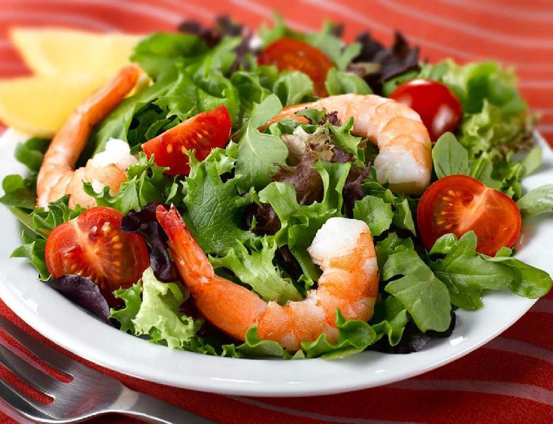 Krevet və avokadolu kinoa salatı 