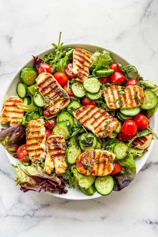 Hallumi salatı