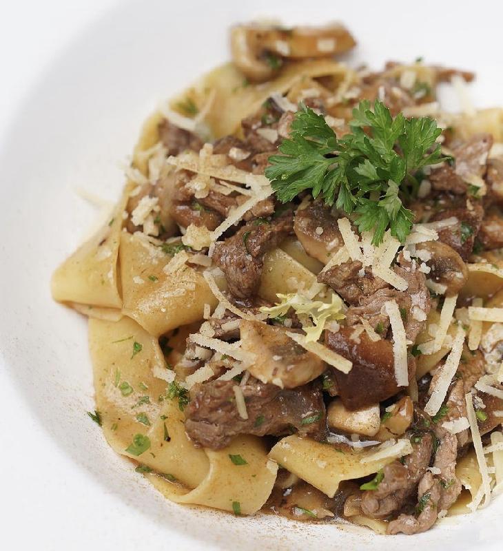 Ağ göbələkli pappardelle dana əti ilə