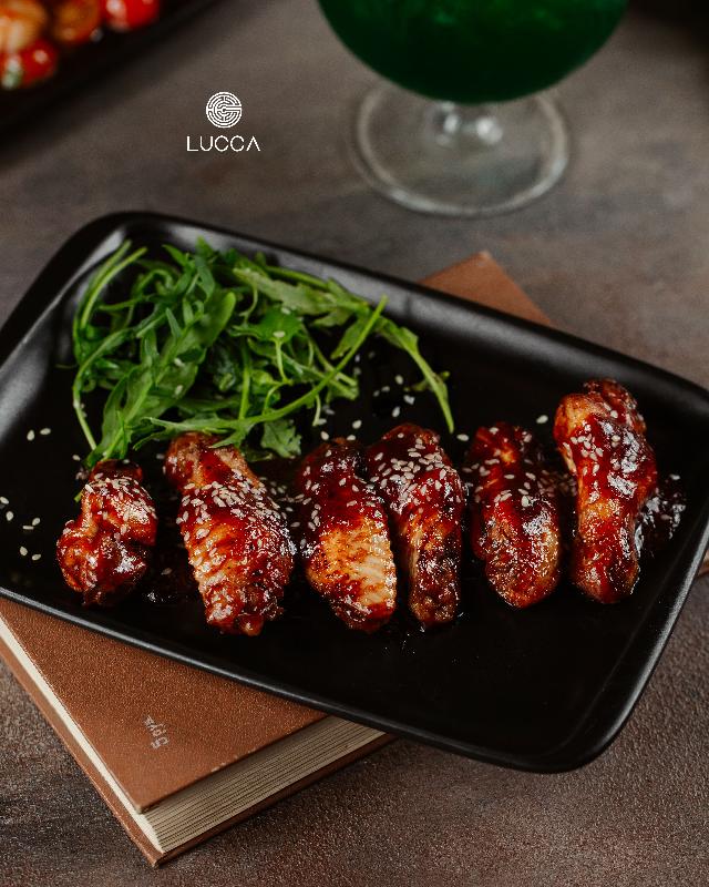 Toyuq qanadları BBQ sousda