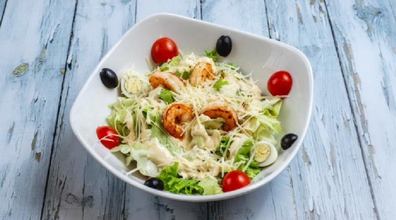 Sezar salatı Krevet İlə