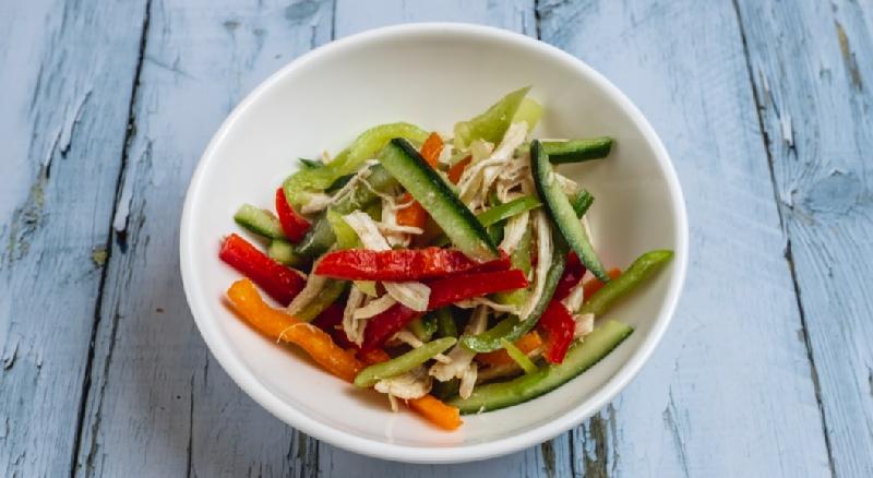 Toyuq salatı