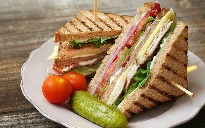 Tuna club sendviç fri ilə