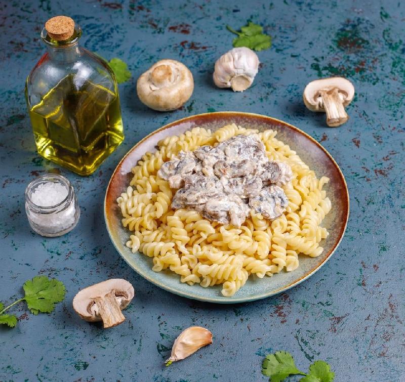 Trüfel Sousunda rostbifli və göbələkli penne