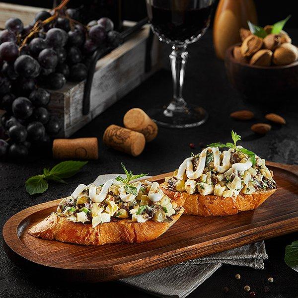 Tuna balığı xarapenyo kremi ilə brusketta