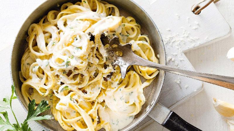 Ördəkli və qaymaq sousunda qurudulmuş fettucini