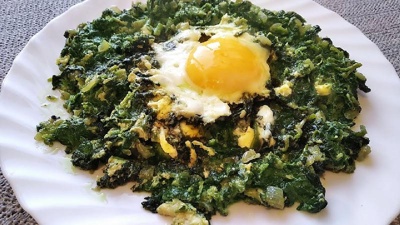 İspanaq yarpaqları qızıl balıq və yumurta