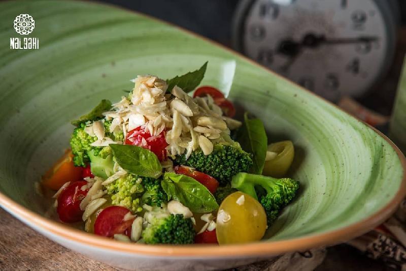 Toyuq Brokoli salatı