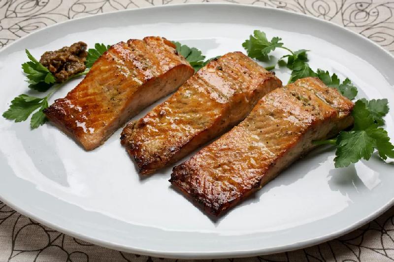 Salmon fillet smoked with Sirpalesaari's firewood and alder