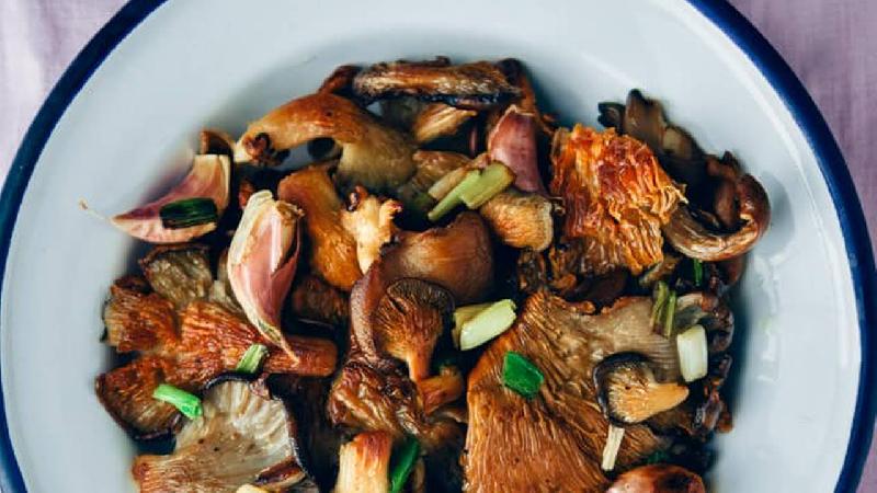 Wild garlic potato rösti with coffee bean oyster mushrooms