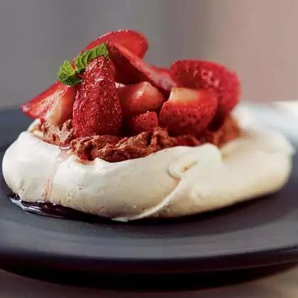 Strawberry mascarpone foam and chocolate cookie 
