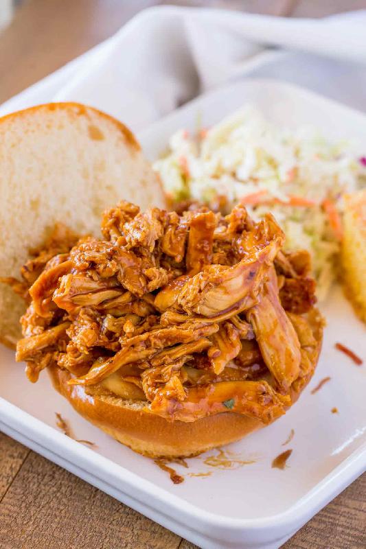 BBQ PULLED PORK/CHICKEN SANDWICH