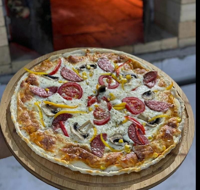 Salami pizza