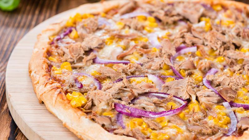 Ton balıqlı pizza