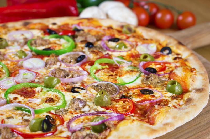 Ton balıqlı pizza