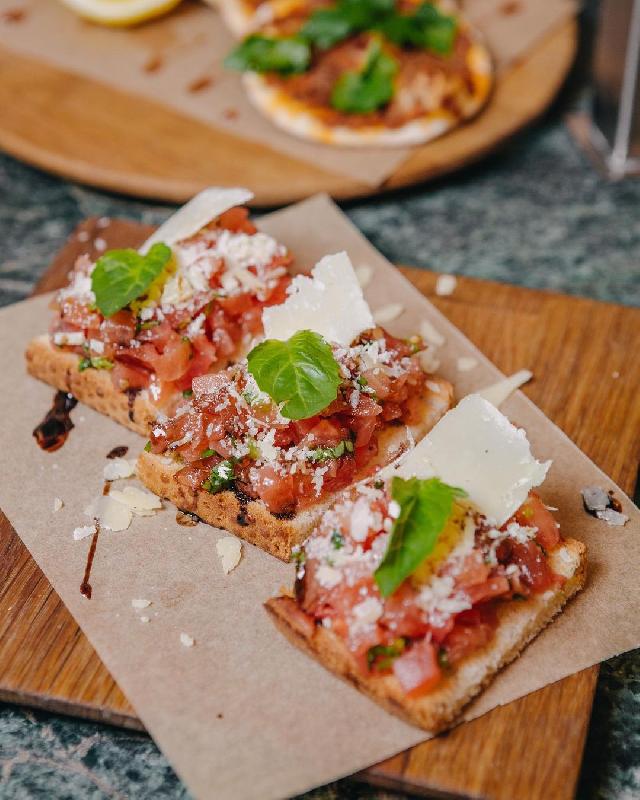 Pomidorlu & Parmezanlı Bruschetta