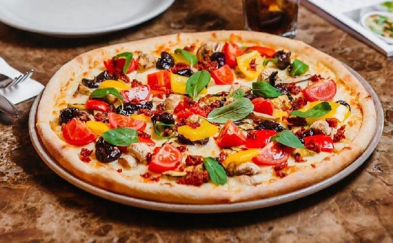 Qarışıq göbələkli pizza
