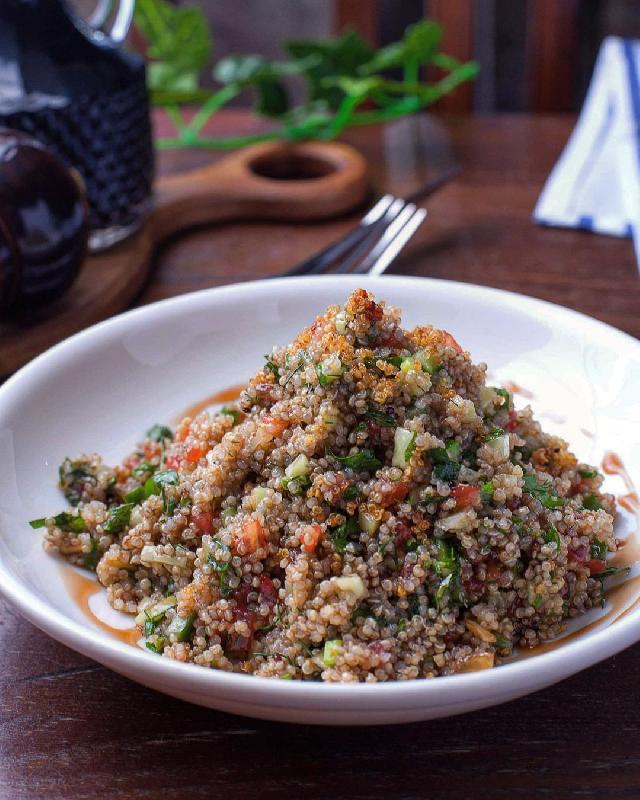 Kiçik kinoa salatı