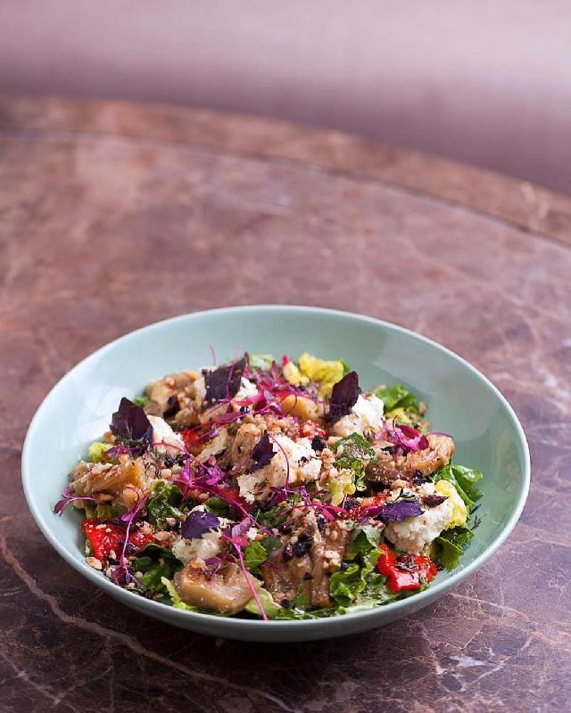 Parmezanlı rukkola salatı