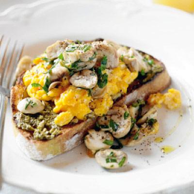 Avokadolu & Göbələkli Scramblied Eggs