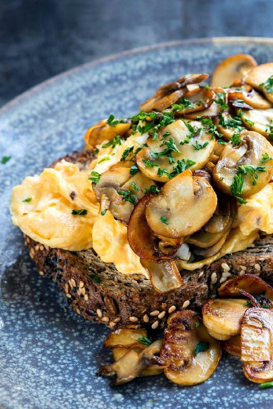 Avokadolu & Göbələkli Scramblied Eggs əlavə seçim