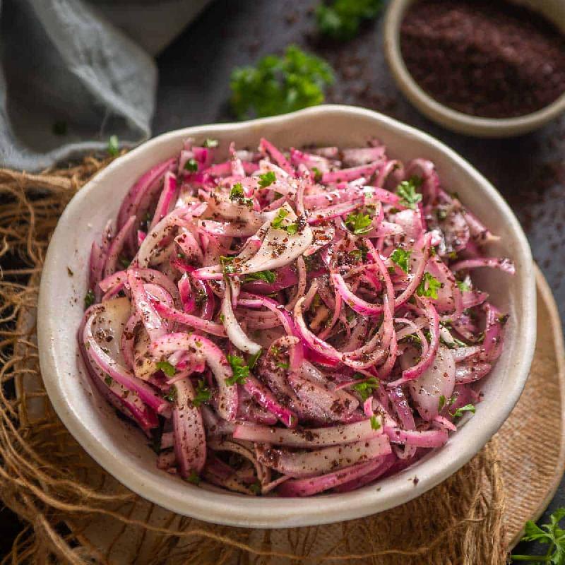 Sumaq və qırmızı soğanla salat
