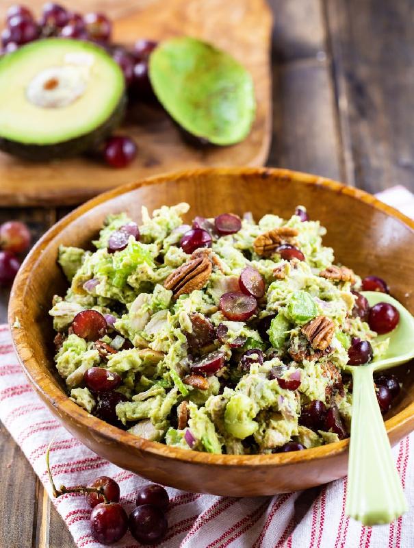 Qozlu & avokadolu toyuq salatı