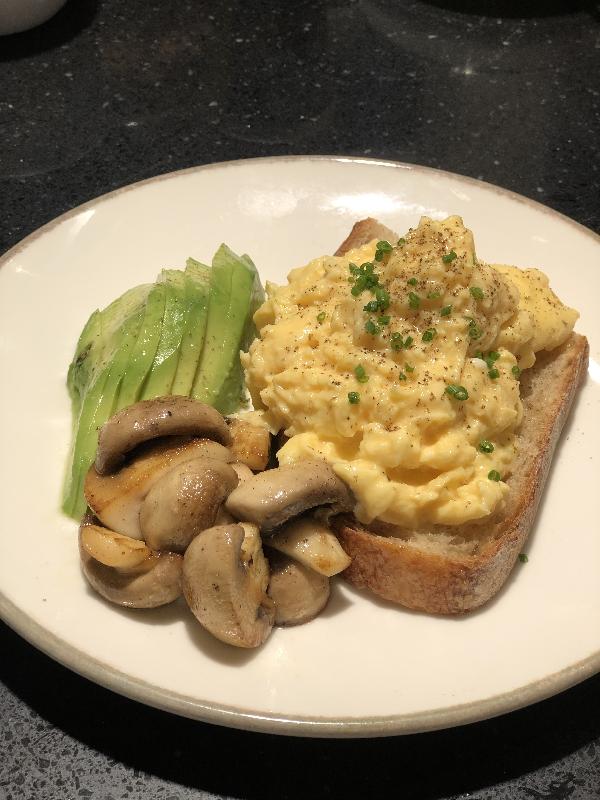 AVOKADOLU & MANTARLI SCRAMBLED EGGS
