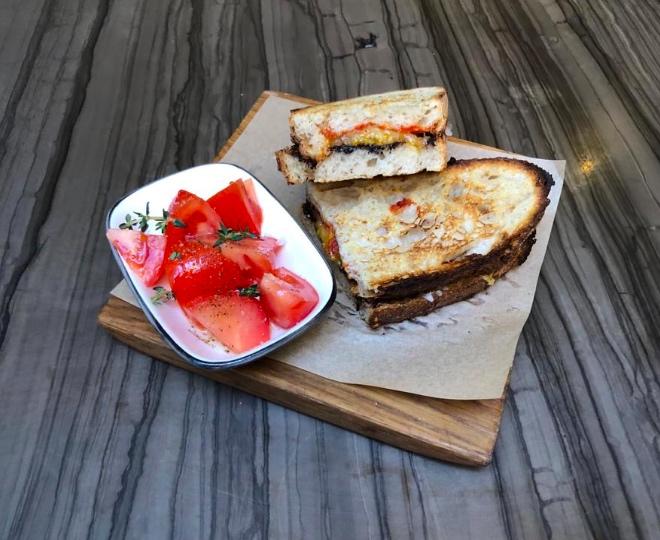 VEGAN MOZZARELLA & CHEDDAR PEYNİRLİ TOST