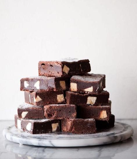 BEYAZ PARCA ÇIKOLATALI BROWNİE