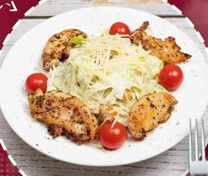 Toyuqlu sezar salatı 