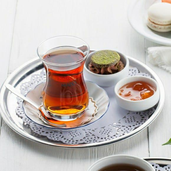 Armudu stəkanda çay