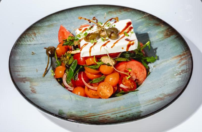 Bakı pomidorları ilə salat, kapari və ağ pendir ilə